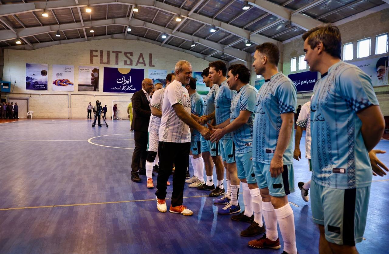 مسعود پزشکیان در برابر علی پروین پا به توپ شد +تصاویر