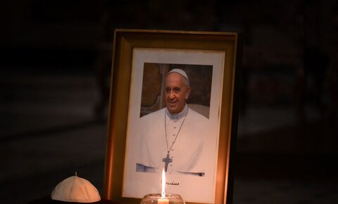 وزیر فرهنگ به پیکر پاپ فرانسیس ادای احترام کرد +عکس