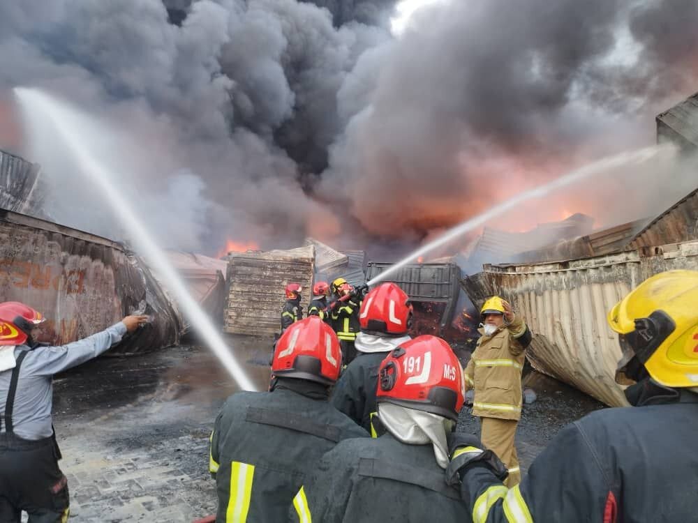 مهار آتش پس از انفجار بندر شهید رجایی