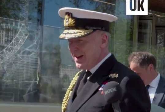 مقام ارشد نظامی انگلیس از دست خبرنگار فرار کرد! +ویدیو