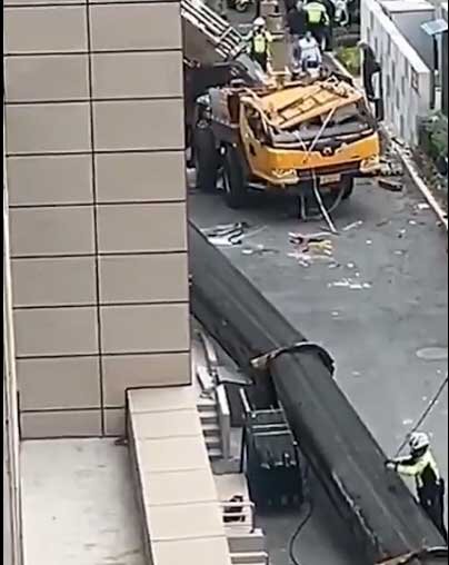 لحظه وحشتناک سقوط بوم جرثقیل در کنار یک کارگر را ببینید + ویدیو