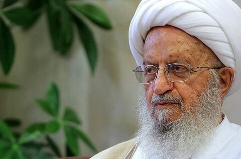 پاسخ آیت‌الله مکارم درباره ارسال پیامک به پدر و همسر بانوانی که حجاب را رعایت نمی‌کنند