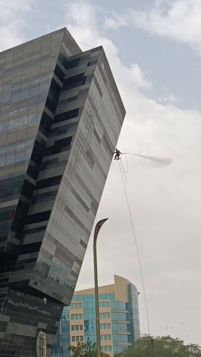 شیشه پاک‌کنی که با این ویدیو وایرال شد!