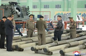 کیم جونگ اون در کارخانه تانک سازی