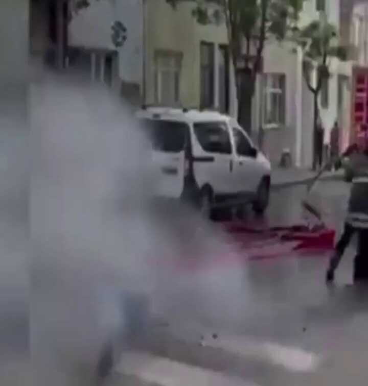 ویدیوی وحشتناک: دیوار روی آتش‌نشان آوار شد! +ویدیو