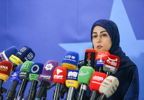 خانم سخنگو از خجالت آذری‌جهرمی درآمد: امیدوارم از شیرموز خوردن لذت ببرد