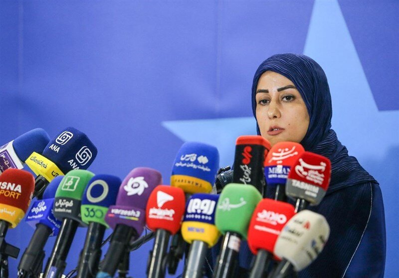 خانم سخنگو از خجالت آذری‌جهرمی درآمد: امیدوارم از شیرموز خوردن لذت ببرد