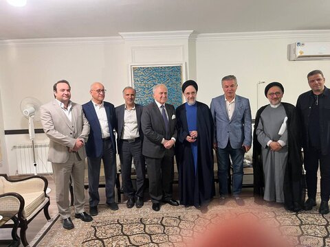 دیدار چهره‌های فوتبالی با خاتمی؛ اسطوره پرسپولیس با کروات کنار رئیس‌جمهور سابق +تصاویر