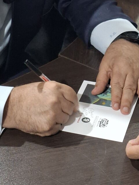 امضای محمدجواد ظریف در نمایشگاه کتاب