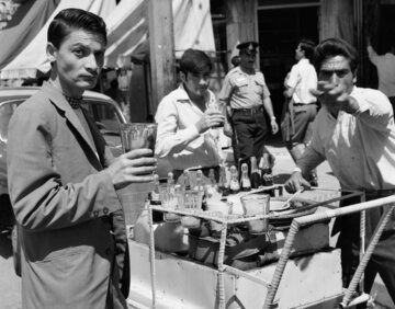 عکس‌های دیدنی از فروش آب زرشک، دوغ و شربت در تهران ۱۳۴۸