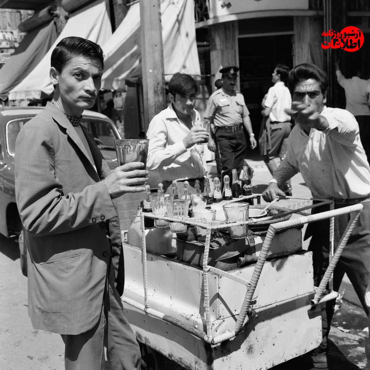 عکس‌های دیدنی از فروش آب یخ، آب زرشک، دوغ و شربت در تهران ۱۳۴۸