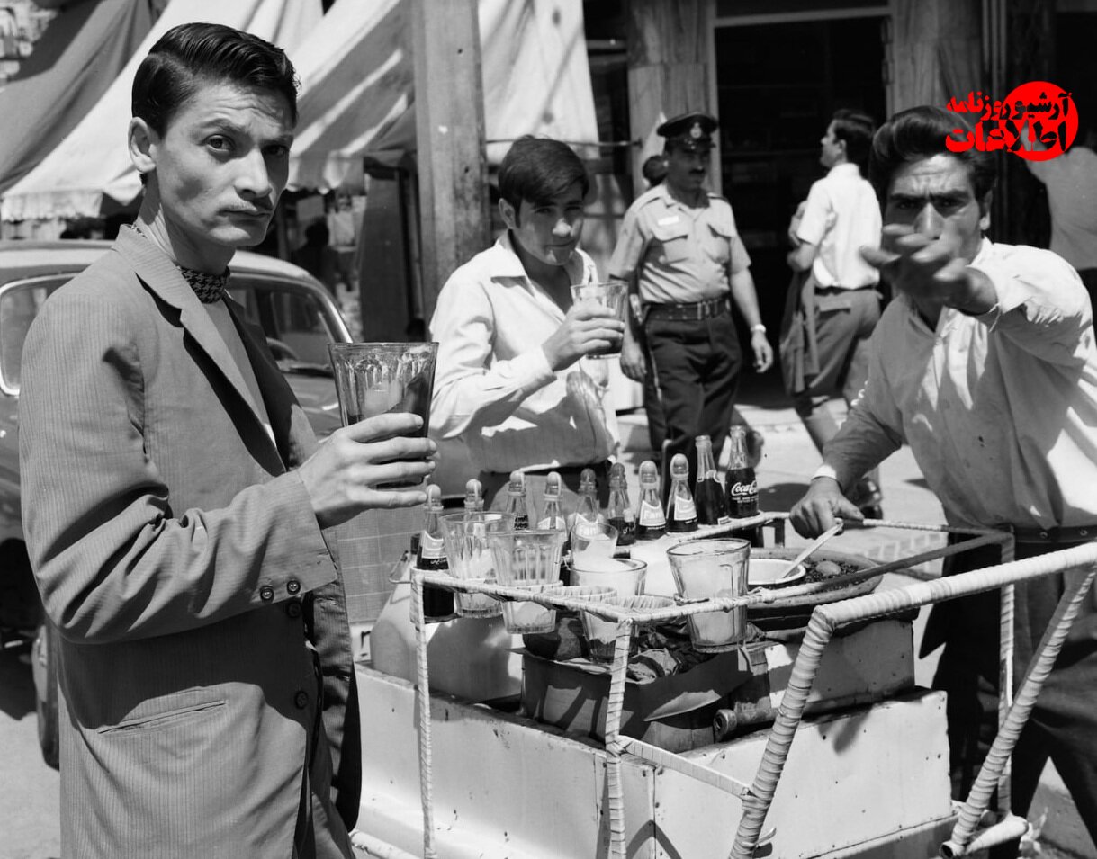 عکس‌های دیدنی از فروش آب زرشک، دوغ و شربت در تهران ۱۳۴۸