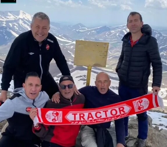 برگزاری جشن قهرمانی تراکتور در مکانی که فکرش را نمیکنید +عکس