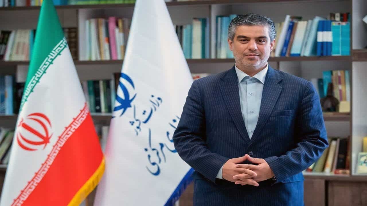 آقای استاندار چاپلوسی را وارد لیگ تازه‌ای کرد؛ اهدای مدال به مادرش بابت تقدیم یک فرزند برومند به نظام! +ویدیو