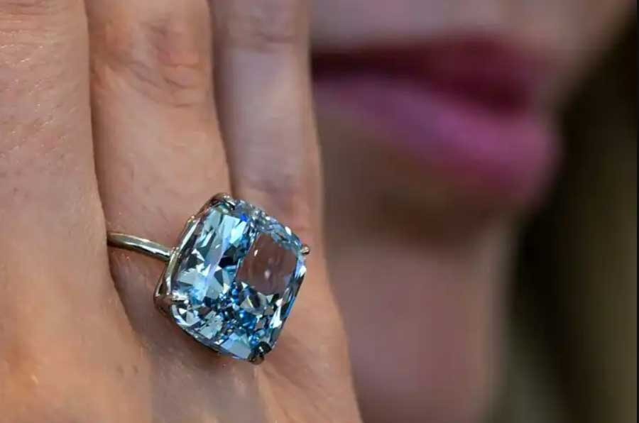 این الماس آبی شگفتانگیز ۲۲ میلیون دلار فروخته شد! +عکس
