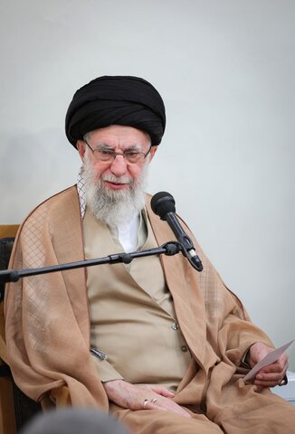 رهبر انقلاب: امدادگران زیر باران گلوله، تنها به فکر نجات دیگران بودند +ویدیو
