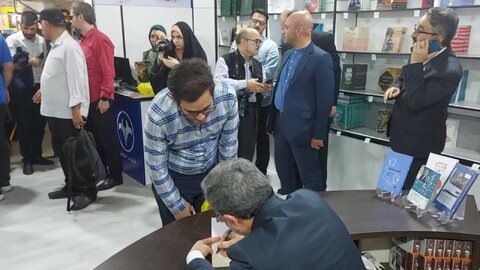 حضور مرد اول مذاکرات ایران در نمایشگاه کتاب تهران +ویدیو