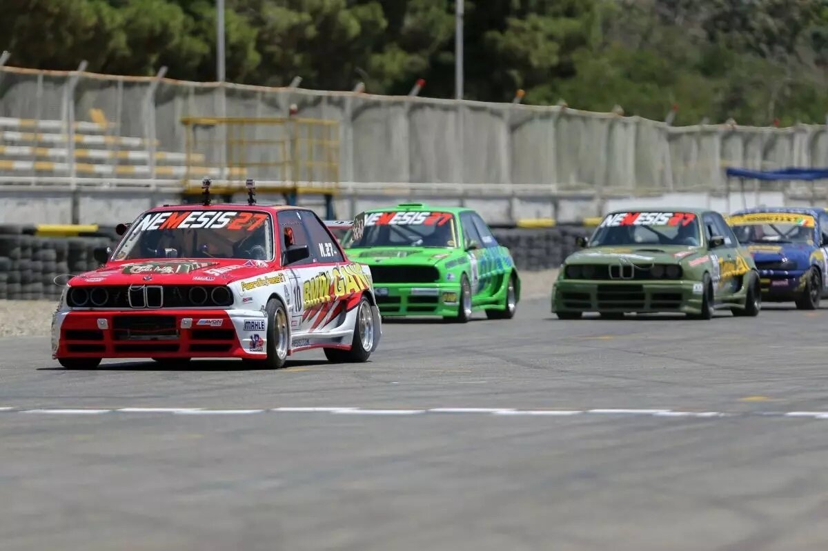 حادثه تلخ در ورزشگاه آزادی؛ برخورد ماشین مسابقه‌ای با خبرنگاران +فیلم و عکس