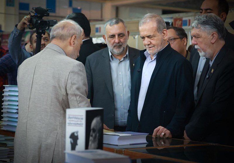 بازدید رئیس‌جمهور از نمایشگاه کتاب