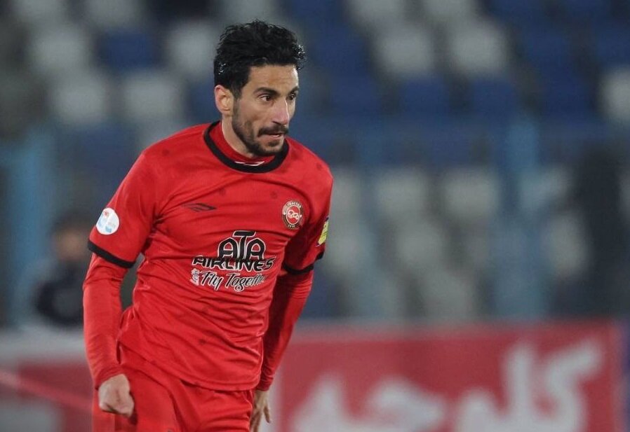 رقص عجیب یک پرسپولیسی در رختکن تراکتور +ویدیو