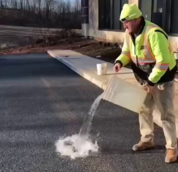آلمانی‌ها از آسفالت ضد سیل رونمایی کردند! +ویدیو