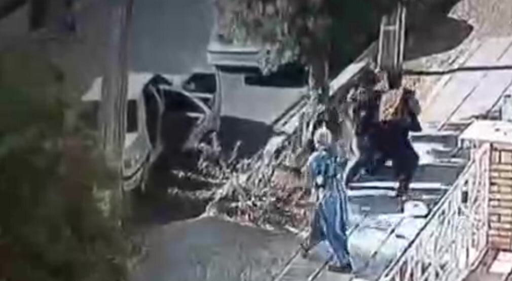 لحظه ربودن یک روحانی با تهدید اسلحه و زور در سیستان و بلوچستان +ویدیو