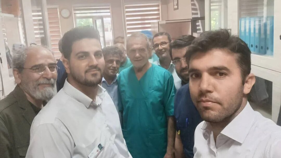 مسعود پزشکیان در اتاق عمل