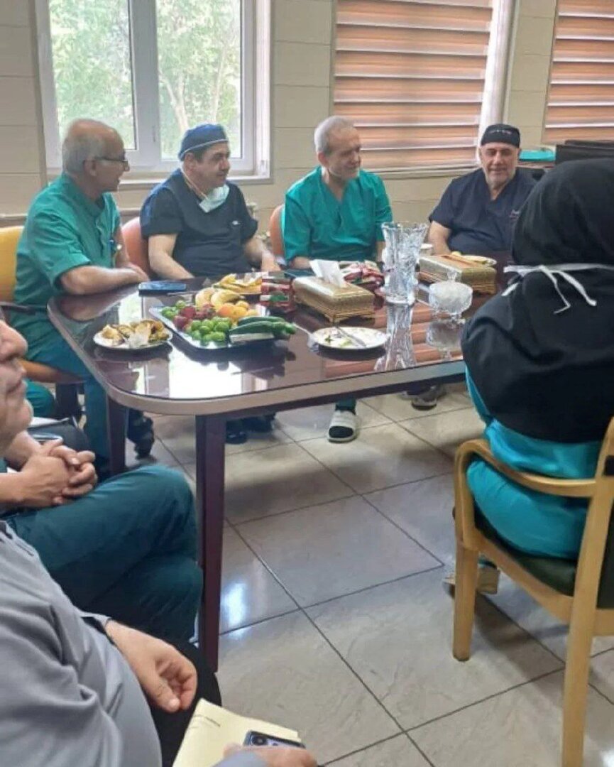 مسعود پزشکیان در اتاق عمل بیمارستان مدنی تبریز