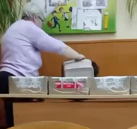 این خانم معلم بخاطر رفتار زشت با دانش‌آموز اخراج شد +ویدیو