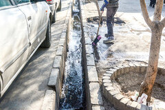فاضلاب را در جوی آب خیابان رها می‌کنند 