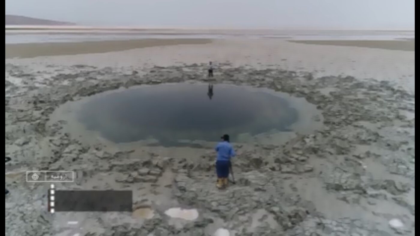 گودال مشکوک در دریاچه ارومیه؛ علت چیست +ویدیو