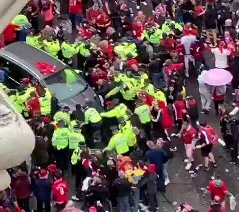لحظه وحشتناک زیر گرفتن هواداران خوشحال لیورپول با خودرو/ رژه پیروزی تلخ شد! +ویدیو