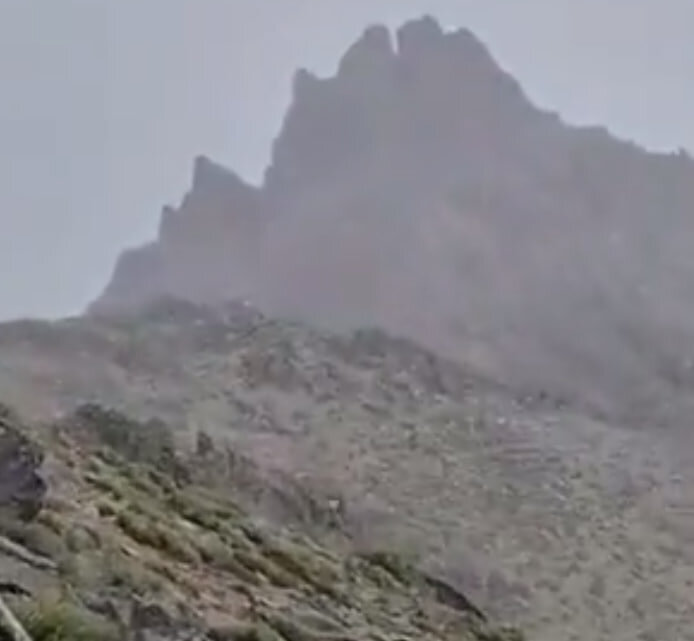 بارش برف بهاری در اصفهان کوهنوردان را غافلگیر کرد +ویدیو