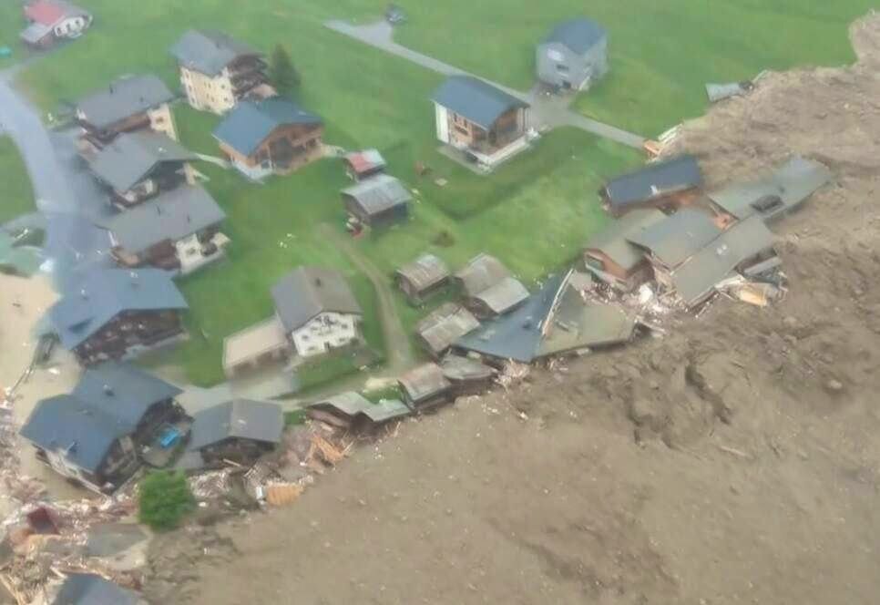 تصاویر هولناک از فرو ریختن یخچال طبیعی/ این دهکده مدفون شد +ویدیو