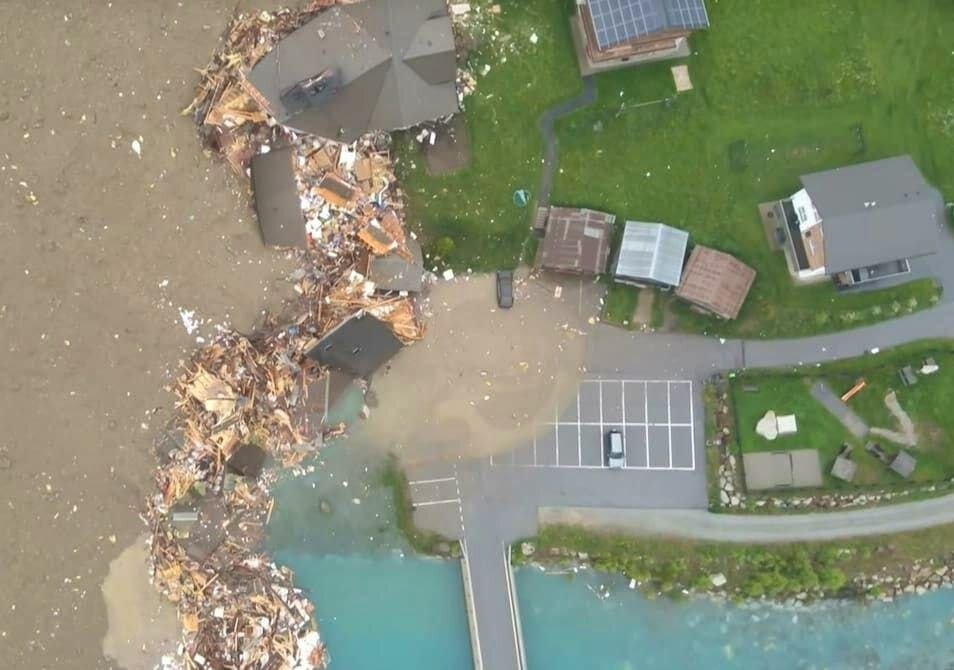 تصاویر هولناک از فرو ریختن یخچال طبیعی/ این دهکده مدفون شد +ویدیو