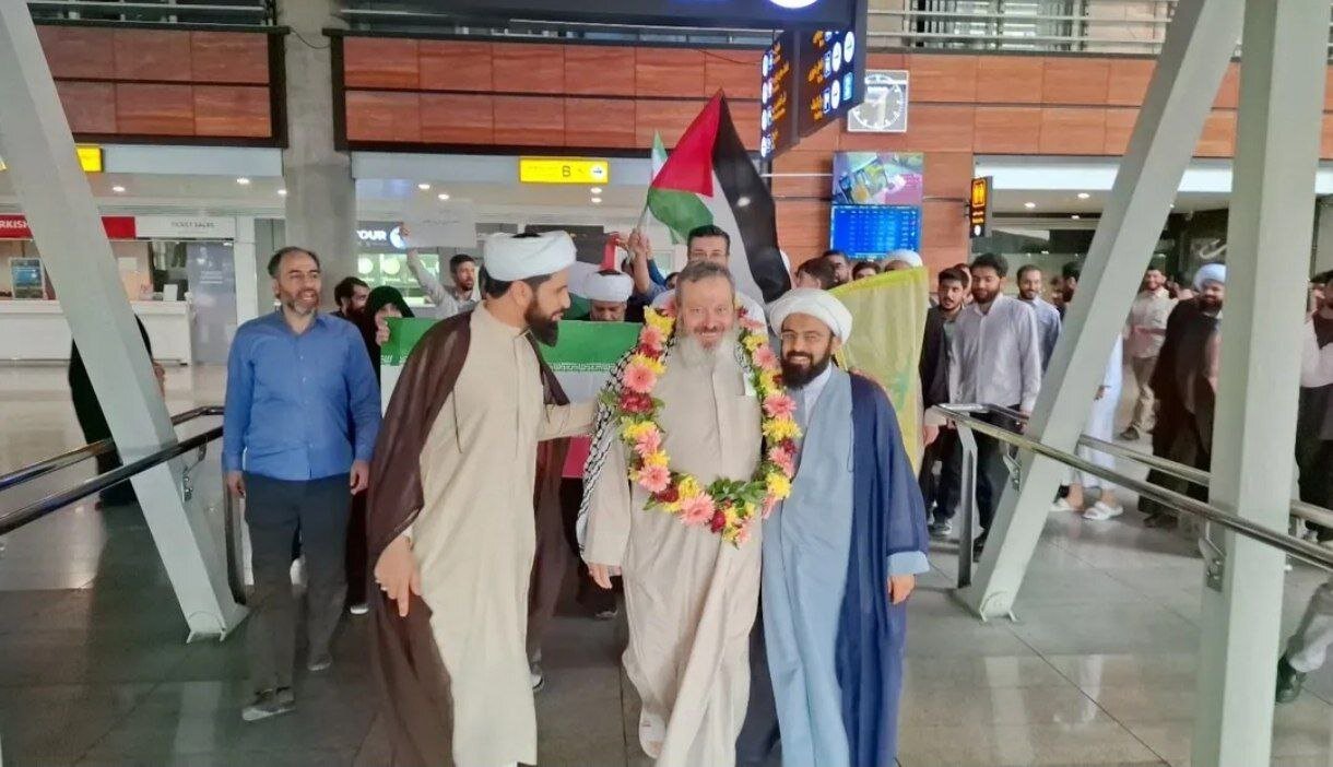 استقبال از قاسمیان با دسته گل و میکروفن/ عربستان روحانی حاشیه‌ساز را به ایران فرستاد +تصاویر