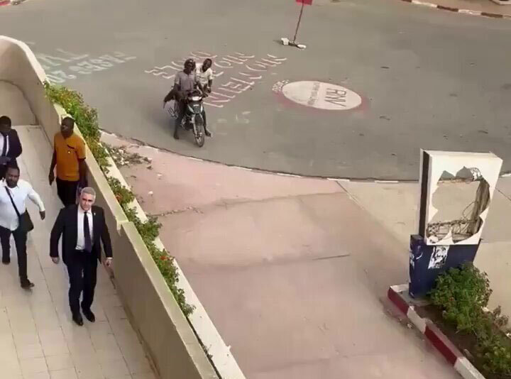 ویدیوی فرار آقای سفیر از دست دانشجوها خبرساز شد!