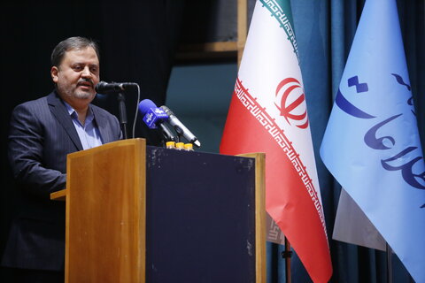 سردبیر اطلاعات چه گفت که همه ایستادند و وزیر را تشویق کردند؟