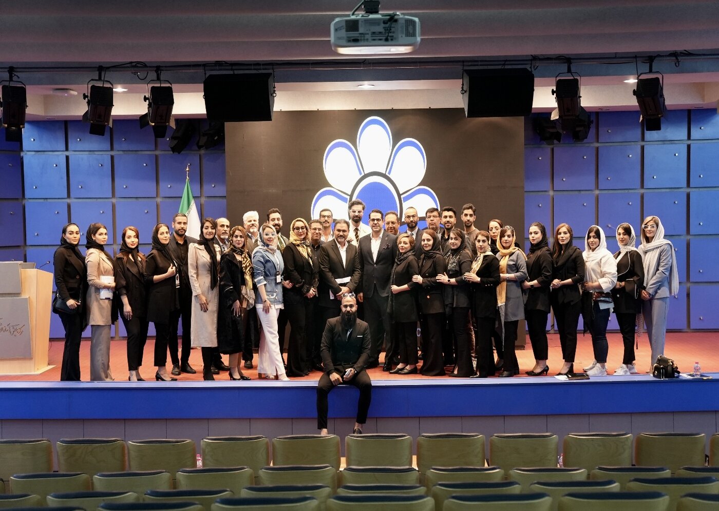 ماکان آریا پارسا در کنار کارمندان خود