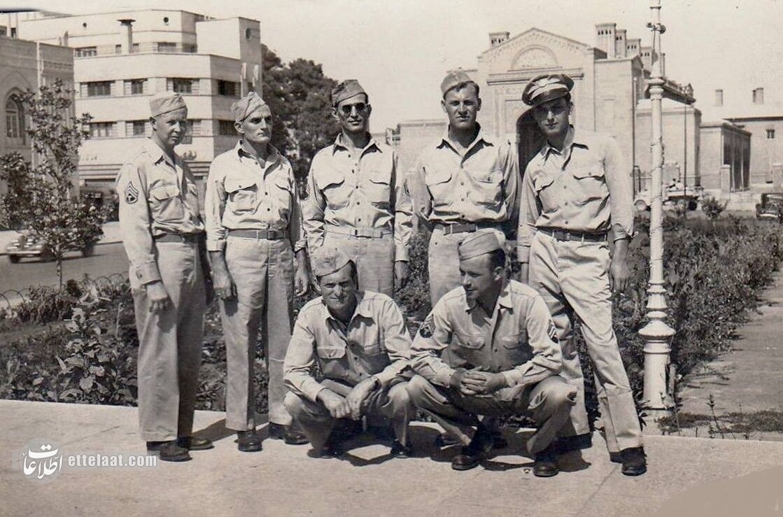 عکس یادگاری سربازان آمریکایی در میدان بهارستان! عکس یادگاری سربازان آمریکایی در میدان بهارستان!