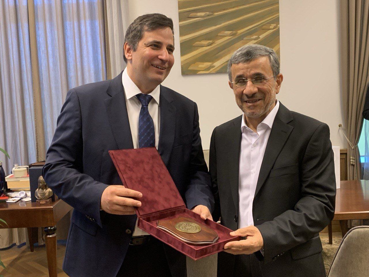 احمدی‌نژاد به رئیس دانشگاه مجارستان چه هدیه‌ای داد؟ +عکس