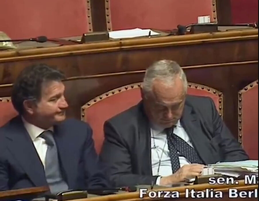 این نماینده مجلس ۷ بار در جلسه خوابید! +ویدیو