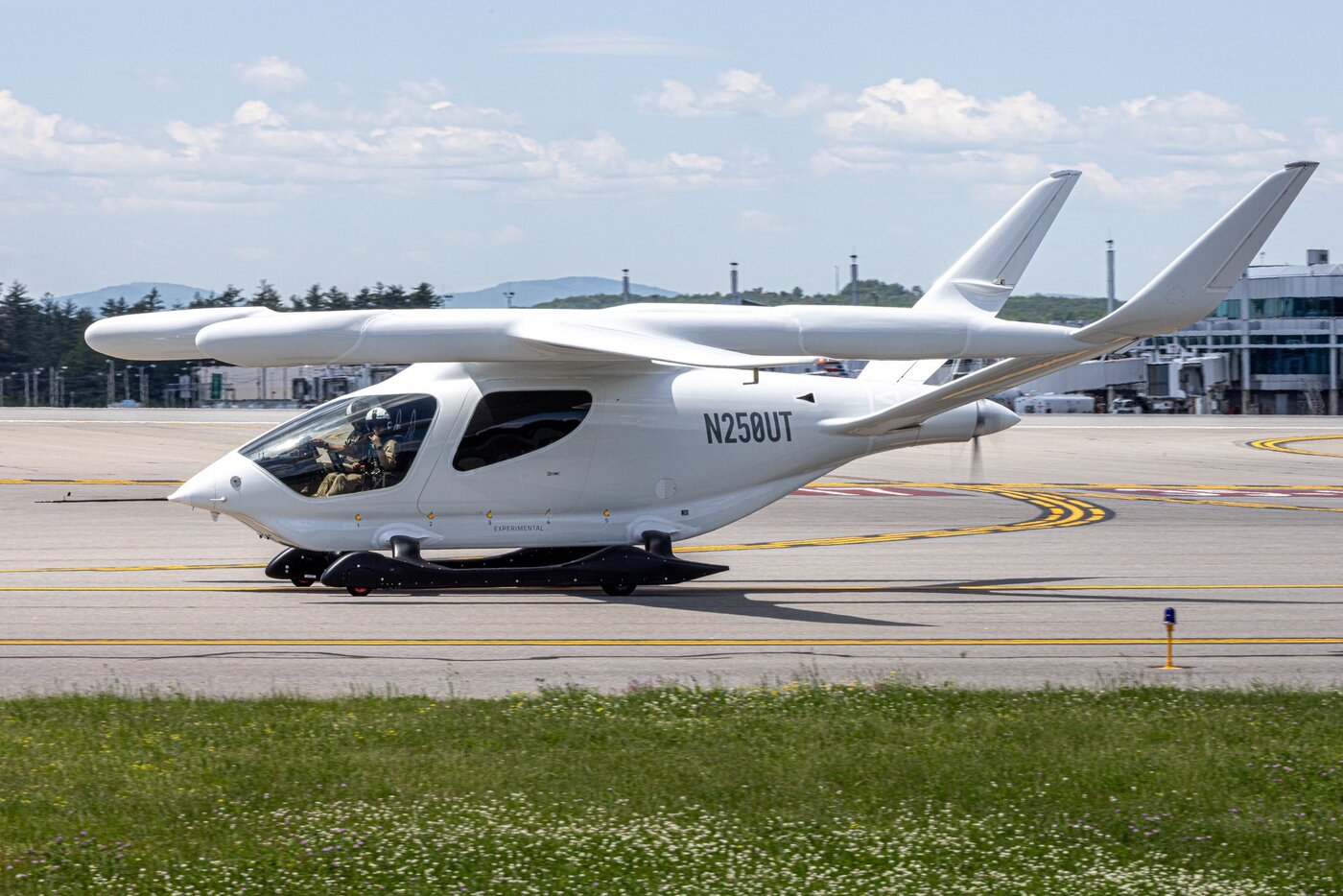 فرود هواپیمای تمام برقی در فرودگاه جان‌اف‌کندی! +ویدیو