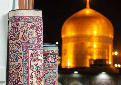 برای اولین بار عکس‌های فرش‌بافی حرم رضوی به نمایش درآمد