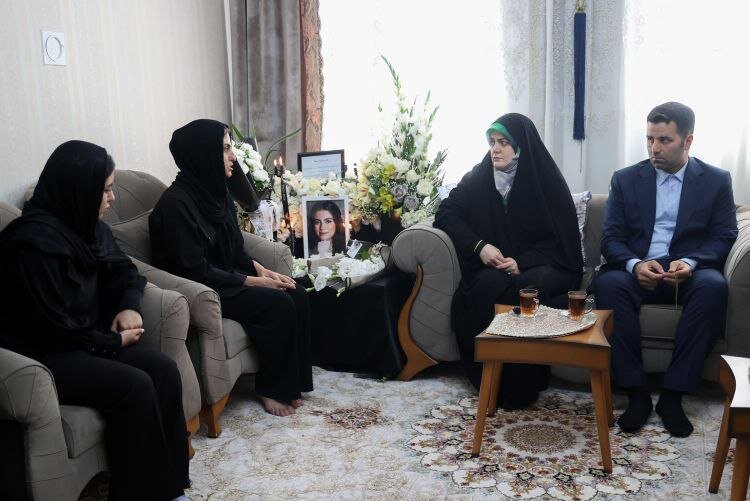 دختر پزشکیان با مادر داغدار الهه حسین‌نژاد دیدار کرد +عکس