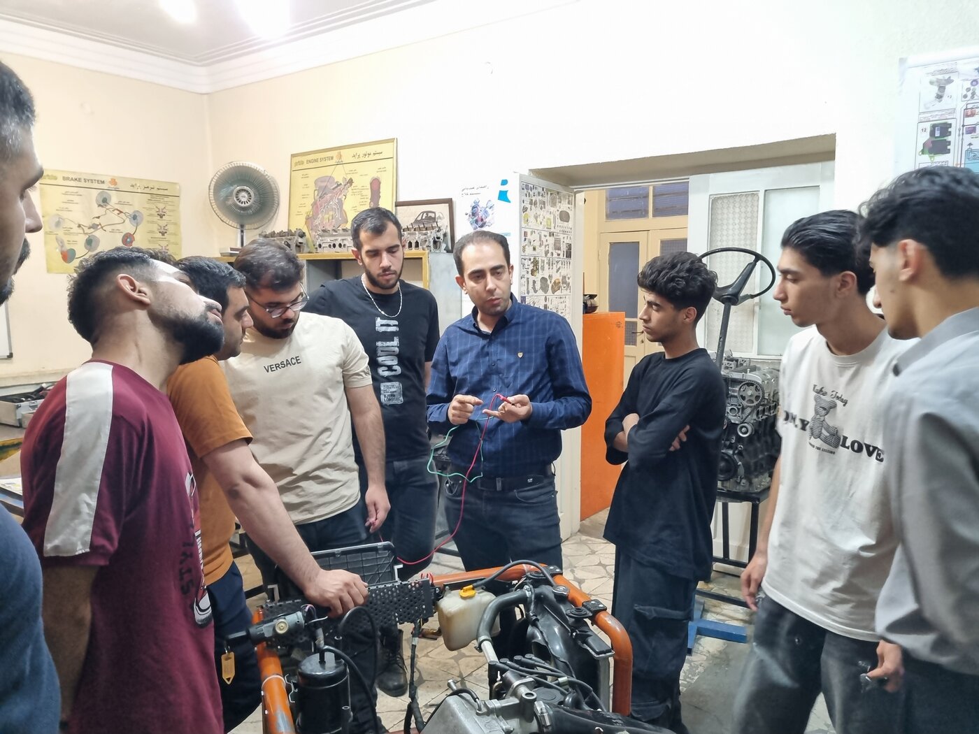 استاد در حال توضیح مبحثی به مهارت جویان در کلاس آموزش برق خودرو