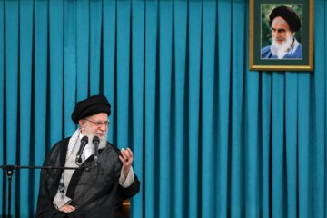 می‌پرسند چرا رهبر انقلاب نیامد؟