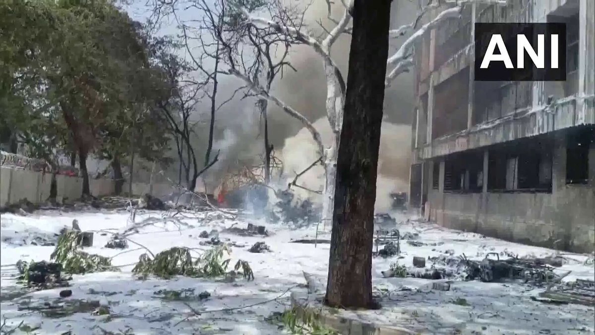لحظه سقوط هواپیمای هندی با ۲۴۲ سرنشین روی سقف بیمارستان