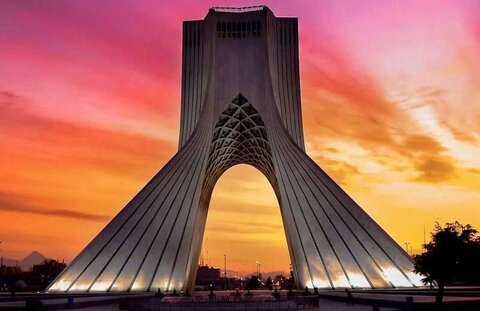 تکیه زیر سایه برج آزادی، تکریم یا توهین؟ +ویدیو