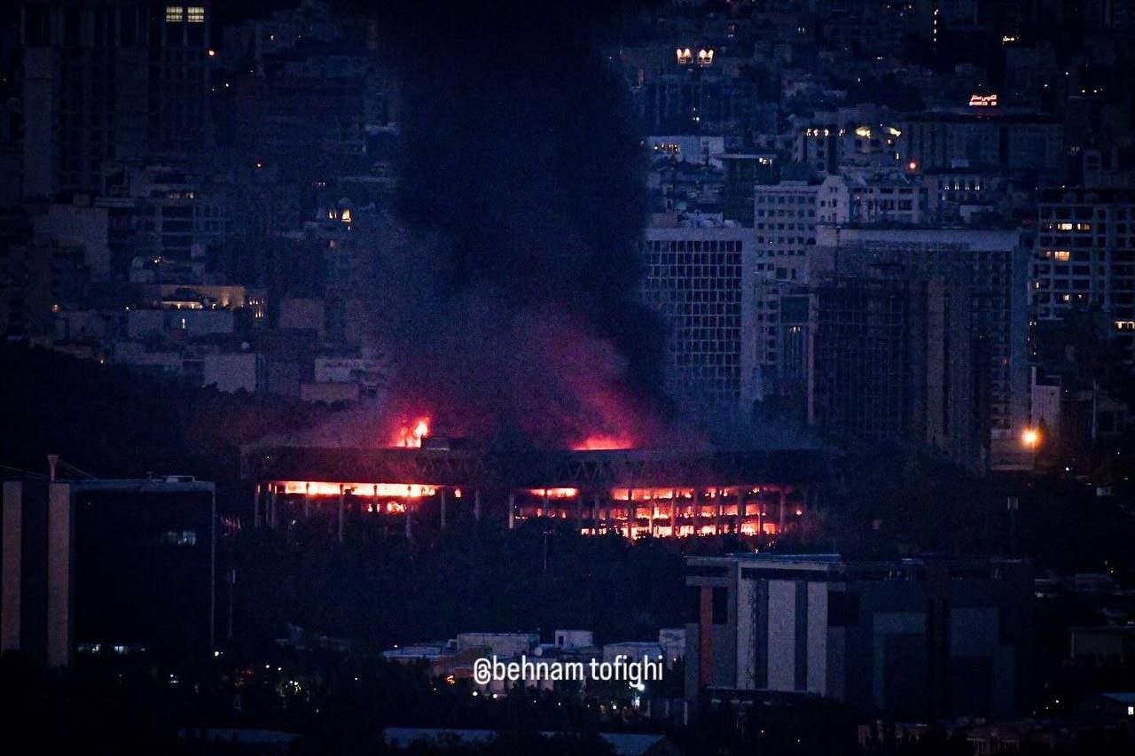 جدیدترین ویدیو از لحظه بمباران ساختمان شیشه‌ای صداوسیما منتشر شد